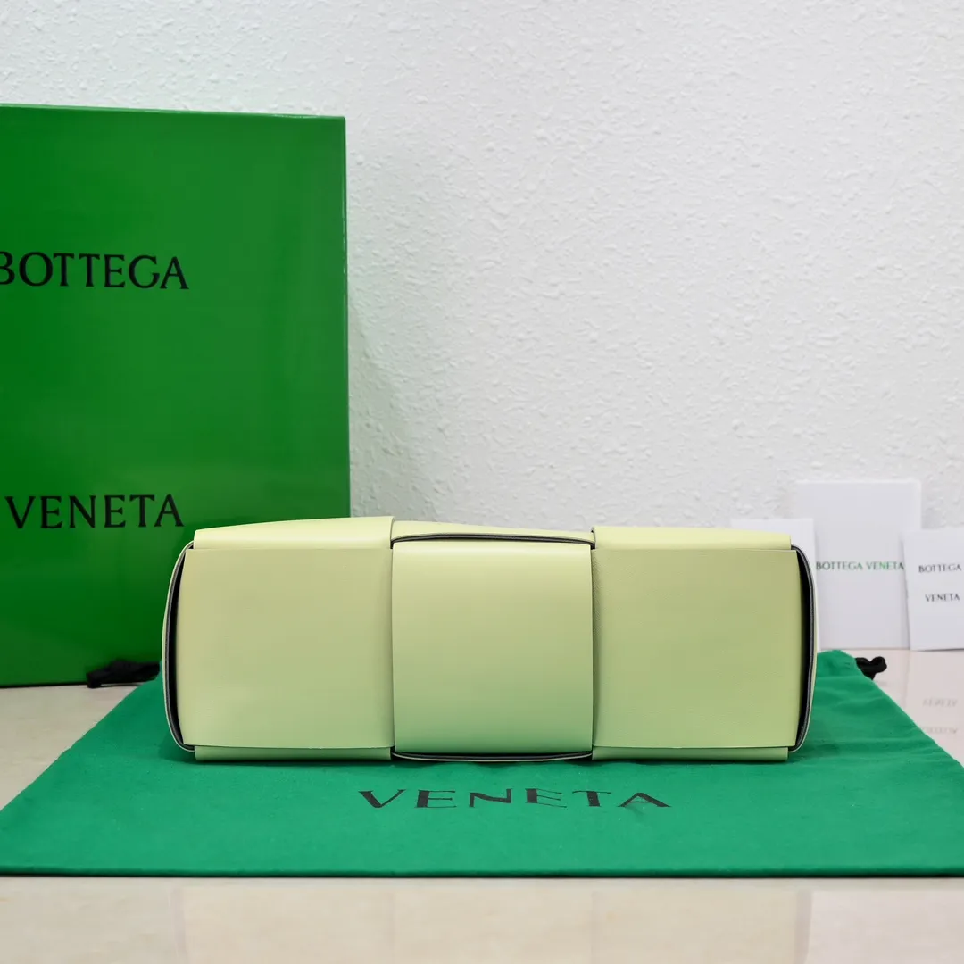 Batch 1760 small arco, BottegaVeneta# official website latest cowhide leather with inner sheepskin SLIP tote handbag, and the logo has been changed to the side panel😍The oversized woven design really makes it a huge gap from ordinary tote bags🔗🔗Different color combinations inside and outside ⛓Daniel Lee leads the brand's DNA to continue to evolve with fresh inspiration🧬🧬showing a balanced style of luxury and reality👉: 30*20*12 Model: 9893# Delete Remove Download Refresh Pin Edit Share with one click
